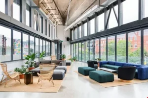 rummeligt moderne coworking-fællesskab
